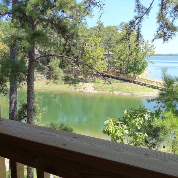 Luxury three bedroom, three bath cottage with hot overlooking Lake Ouachita. by RedAwning