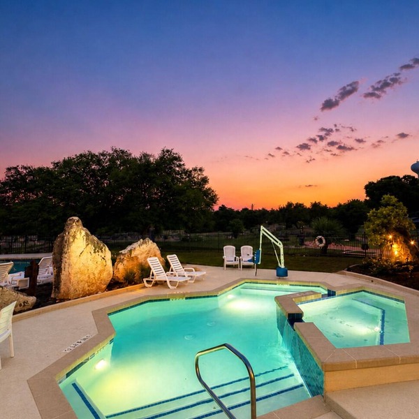 Luxury tiny cabin Pool & Hot tub minutes from Lake Travis and Lake Austin