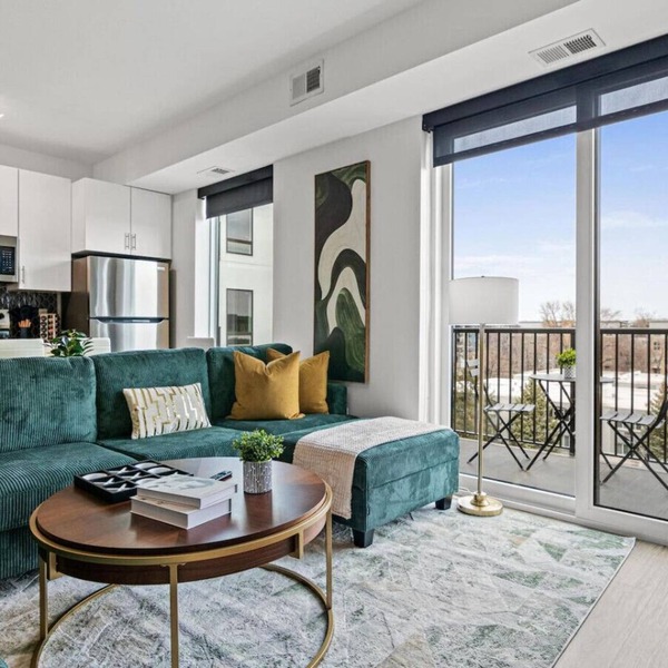 Luxury Uptown 2Bed Condo with Patio |Gym |Office