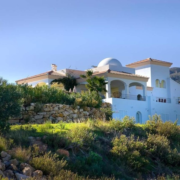 LUXURY VILLA IN SPECTACULAR SITUATION AND PATRONISED BY CELEBRITIES