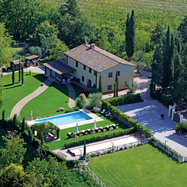 LUXURY VILLA IRIS , 6 rooms with bathrooms, swimming pool, spa, sauna.