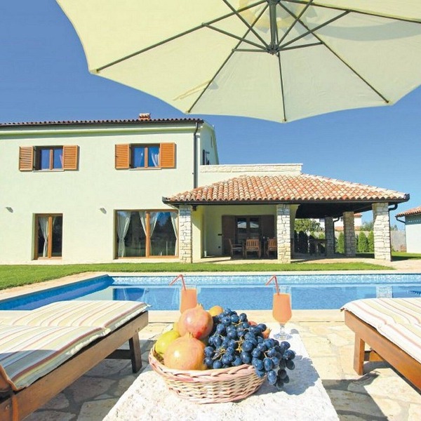 Luxury villa with heated pool and large private garden, near the sea