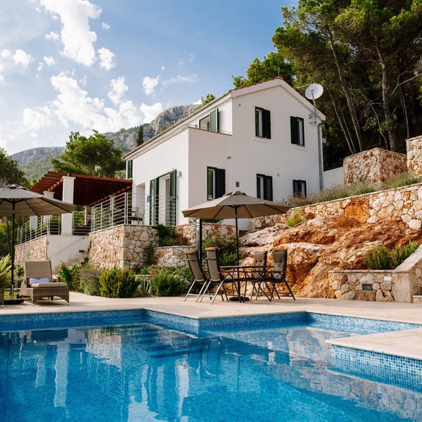 Luxury Villa with privacy, pool, spa, and stunning views