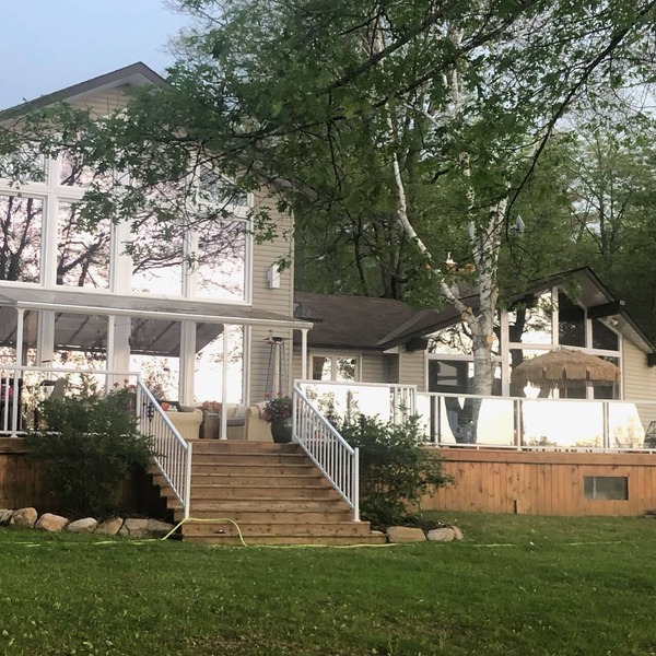 Luxury waterfront Cottage with tournament pickleball court and sandy clear beach