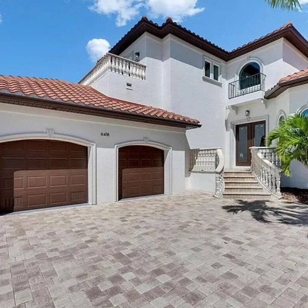 Luxury Waterfront Paradise in Apollo Beach