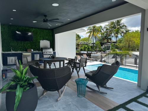 Luxury Waterfront Pool Villa, Dock, Putting Green