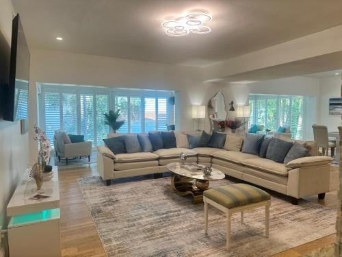 Luxury Waterfront Villa - Pool, Dock, Game Room etc