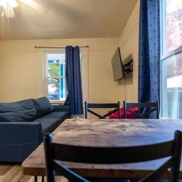 Magenta 1BR | Easy Entry | Pet-Friendly