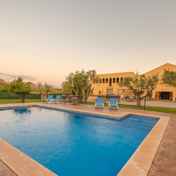 Magnificent house with pool, jacuzzi and garden 15 minutes from the beach
