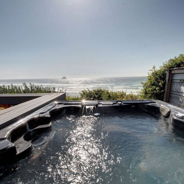 Magnificent Oceanfront Beach House & Oceanfront Hot Tub with Breathtaking Views & Private Beach Access