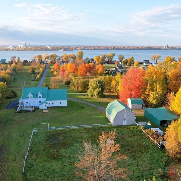 Magnificent Ranch-style estate with Spa, game room. 10min from Trois-Rivieres