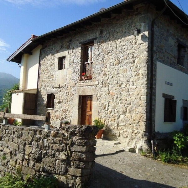 Magnificent views, authentic and fully equipped. Picos de Europa region.