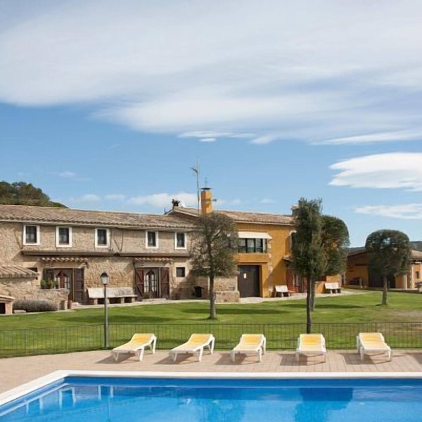 Magnificient 19th century country house with pool, barbecue porch, garden,.