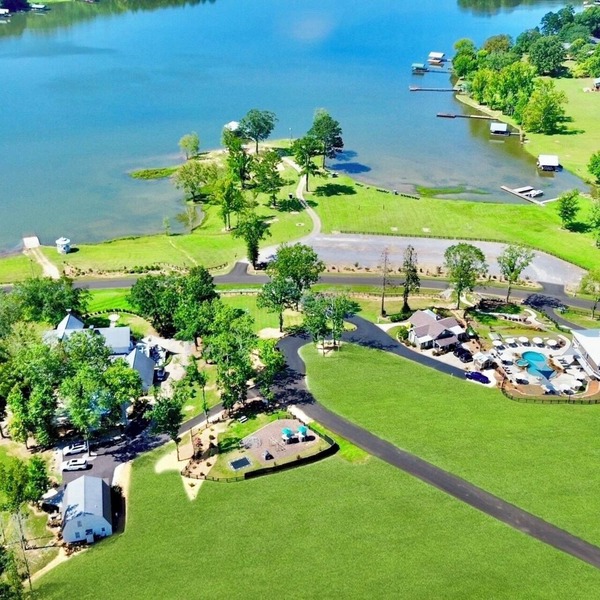 “Magnolia Overlook” Lakefront Resort Sleeps 90+! 2 Pools, Hot tubs, kayaks, etc!