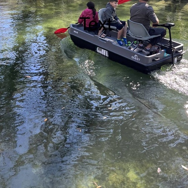 Main river home: Jon boat with trolling motor and hot tub!