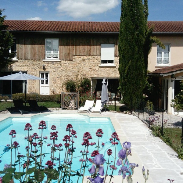 Maison de 4 Chambres Pour 8 Adultes et 2 Enfants Avec Piscine Terrain Paysager