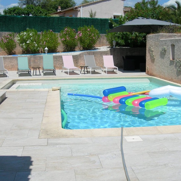 Maison Moderne Avec Piscine Privée Chauffée, et Proche Commerces