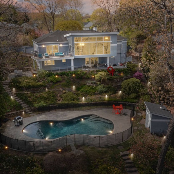 Majestic lakefront 3-bedroom with pool, hot tub, water sports and birdwatching