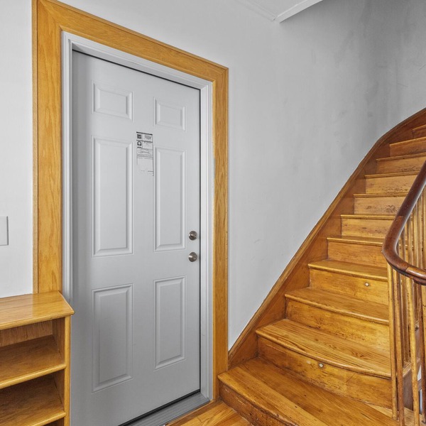 Malden 3Br Apt on 2F/with Free parking/WiFi/Windows AC