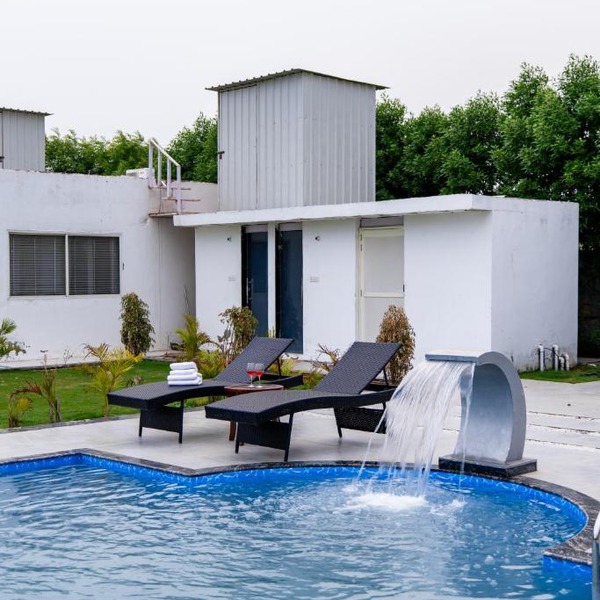 Malik Farms Countryside Wooden Cottage on 2 Acre Estate with Shared Pool, Garden & Restaurant