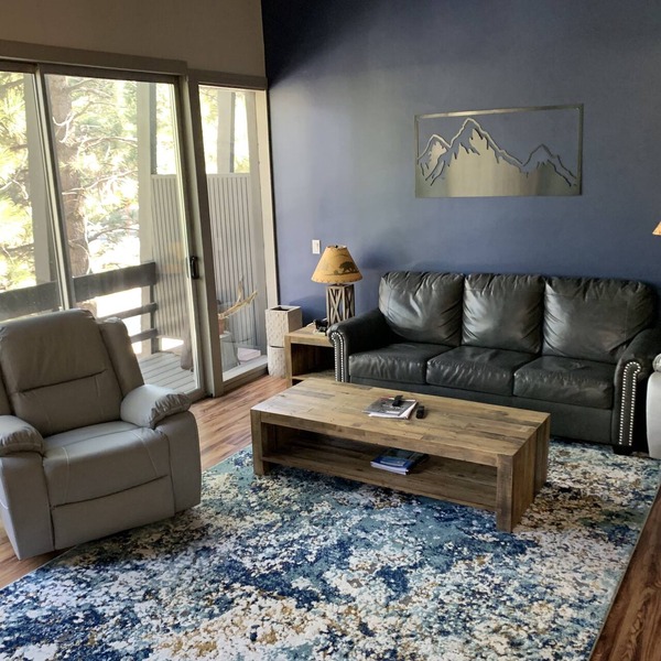 Mammoth 3 BD 2 BA Condo with Balcony, Patio - Pet Friendly