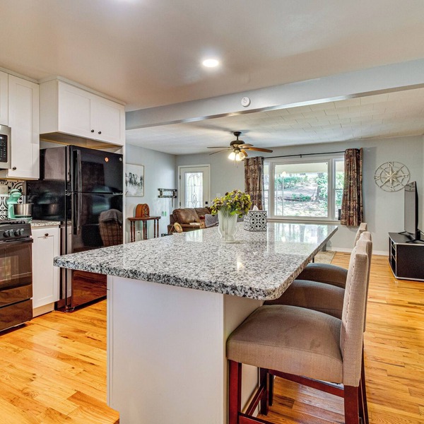 Mammoth Spring River Retreat: Family Gem, Big Yard