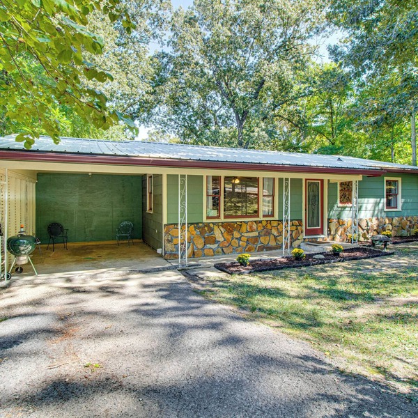 Mammoth Spring River Retreat: Family Gem, Big Yard