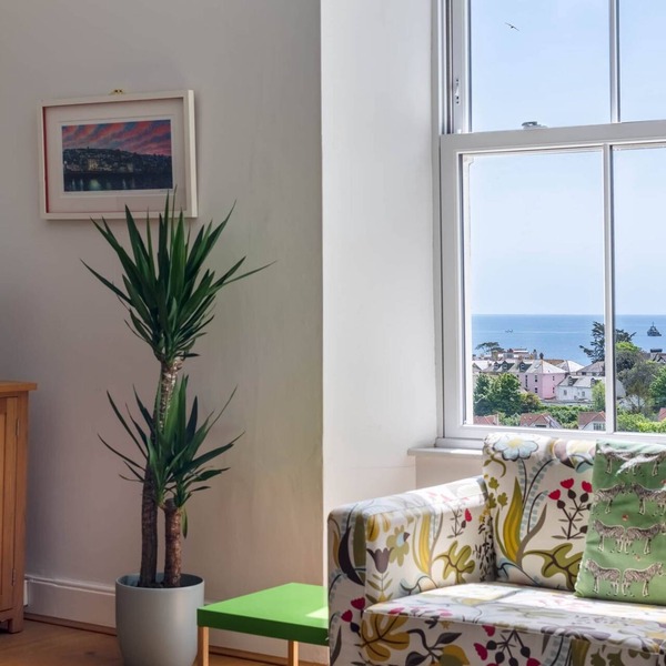 Manacles - Spacious flat near beach with sea views & parking