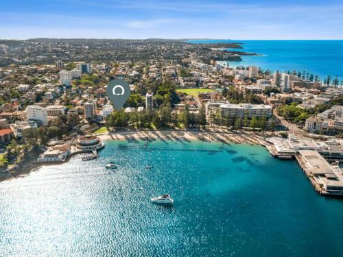 Manly Beachfront Stays - 3 Bedroom with Garden - Steps to Ferry, Beach, Shops & Restaurants