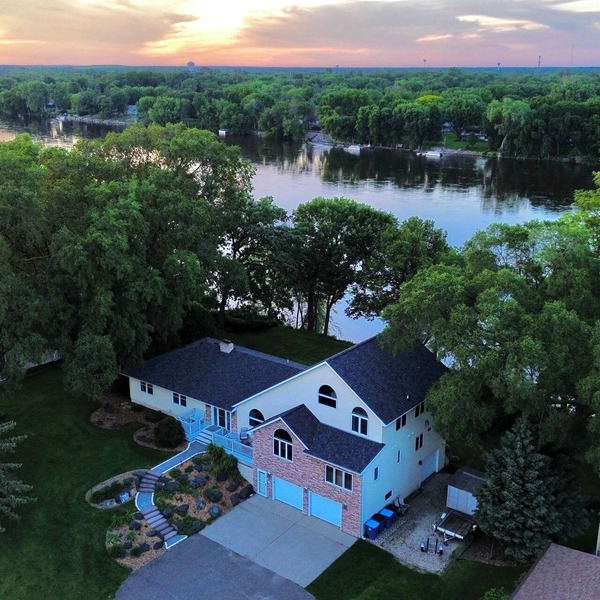 Manor on the River, 5,000 SQFT, Hot Tub & Kayaks