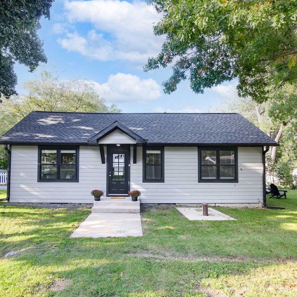 Maple Beach Cottage - Charming 2-bedroom cottage in Edgerton