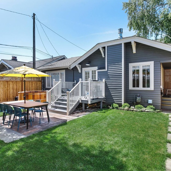 Maple Leaf Craftsman w/Private Hot Tub, AC, Fenced Yard & Walkable Dining
