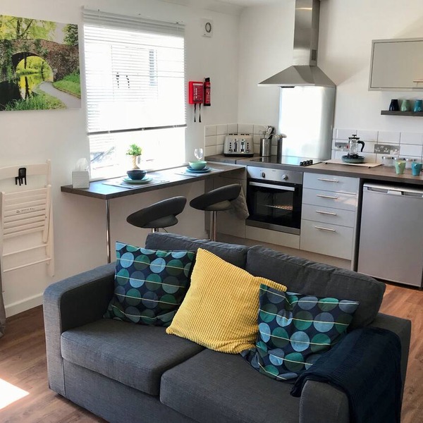 Market Town Apartment on the edge of the Cotswolds - VERIFIED KEY WORKERS ONLY