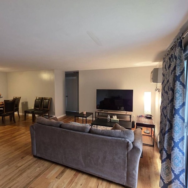 Marvelous 2-bedroom apartment with AC in lively Liverpool
