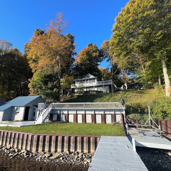 Marvelous 5-bedroom bayside cottage with WiFi in Red Creek.