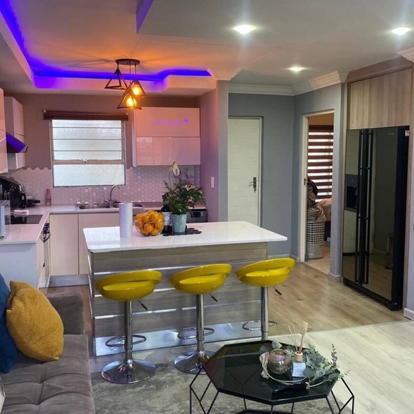 Marvelous Getaway Home with Fibre & 5G internet, 24 hour security in Alberton.