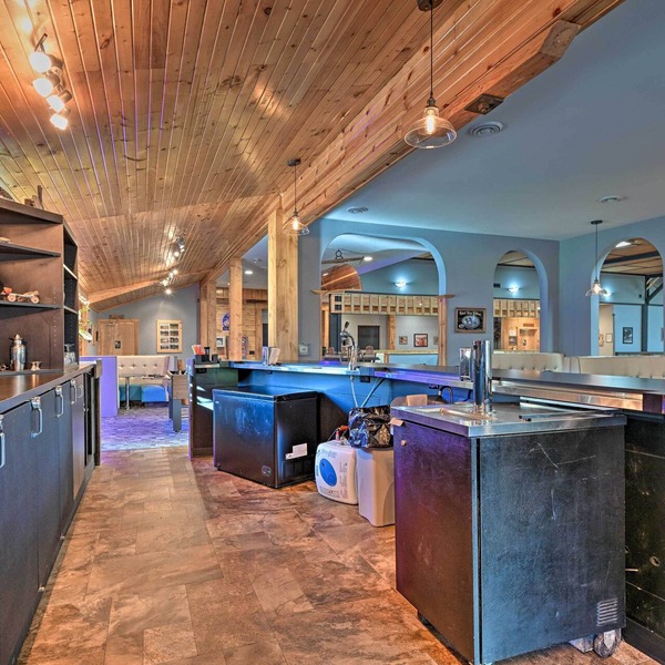 Massive Hatfield 'loon Lodge' w/Roller Rink