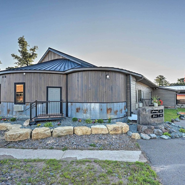 Massive Hatfield 'Loon Lodge' w/Roller Rink