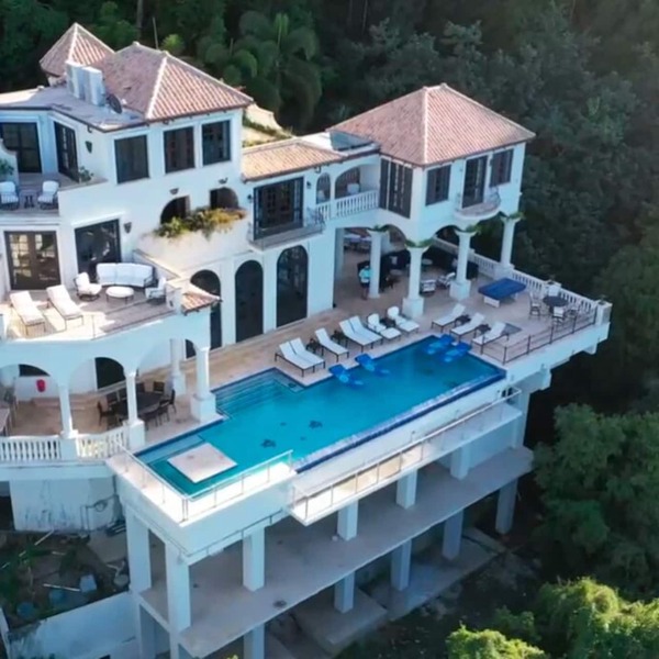 Massive infinity edge pool overlooking Peter Bay. Discounted Spring Rates!