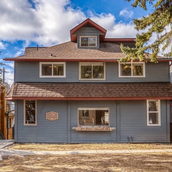 Massive Mountain House in heart of BANFF-Sleeps 23