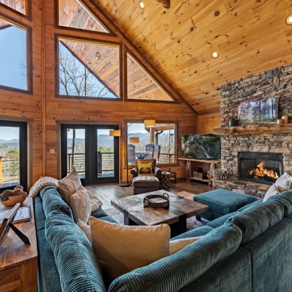 Massive mountain views, new hot tub and garage converted to a cozy TV game space