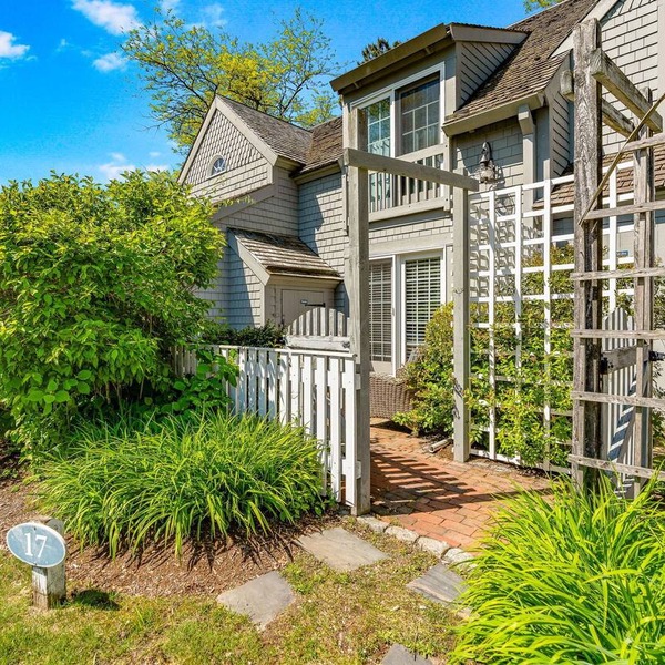Maushop Village, 2-bedroom, 1.5 baths, Sleeps 4, A/C, patios & private beach