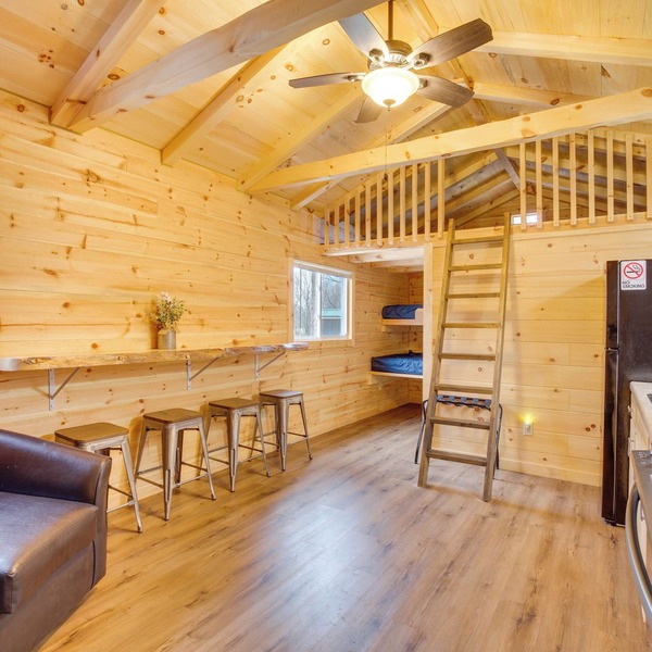 Mauston Studio Cabin ~ 15 Mi to Wisconsin Dells!