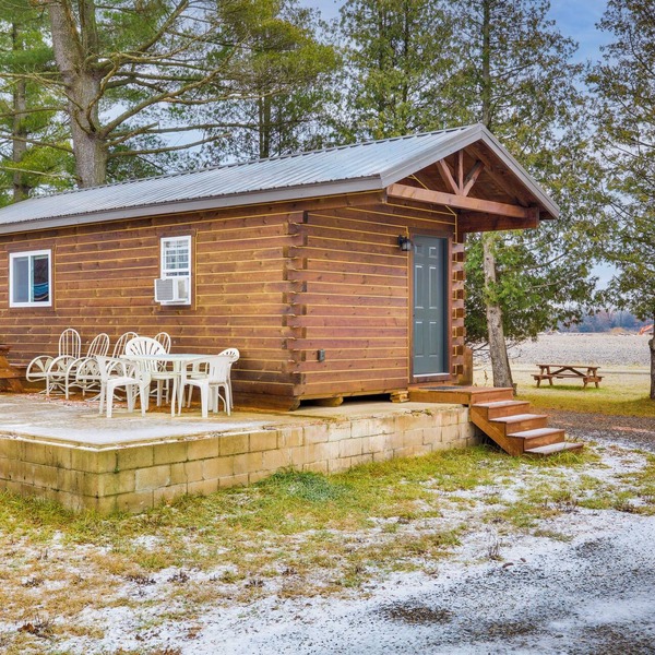 Mauston Studio Cabin ~ 15 Mi to Wisconsin Dells!