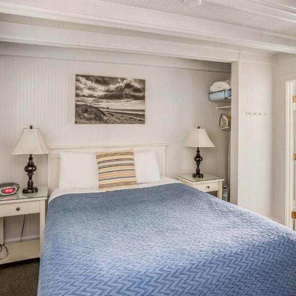 McBee Cottage - Standard Queen at Cannon Beach Hotel Collection! Kitchenette