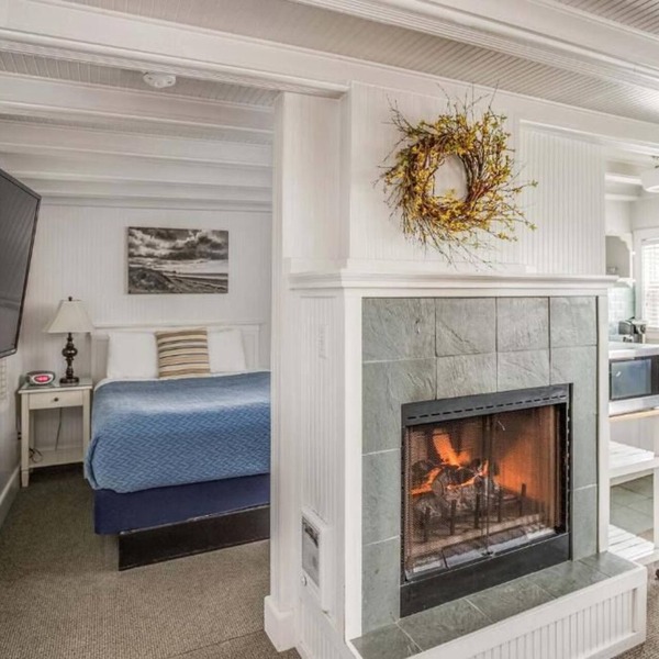 McBee Cottage - Standard Queen Room with Kitchenette and Beach Access!
