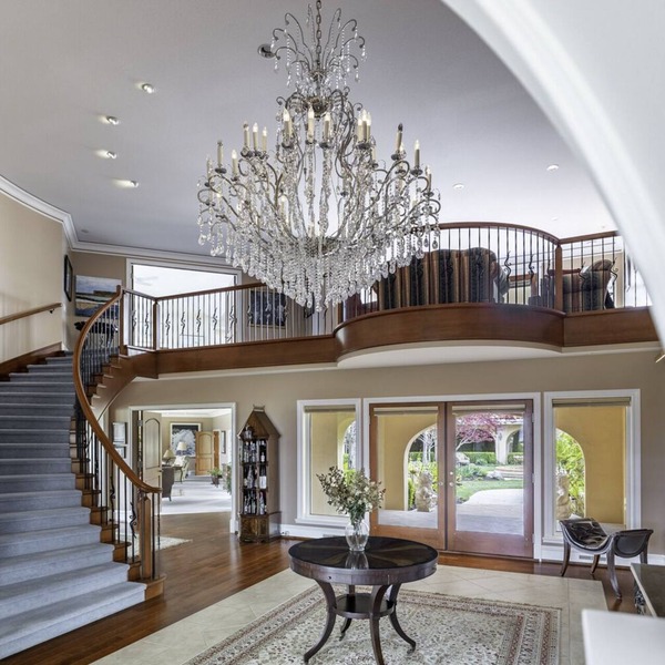 Mediterranean Villa Estate. Soak in the Hot Tub after Skiing at Big White!