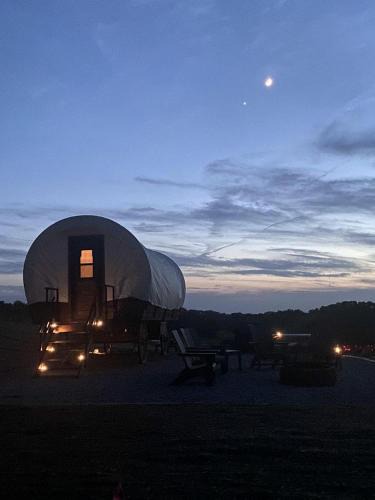 Memorable Vacation in 1800s-Style Covered Wagon in Glenwood, Iowa