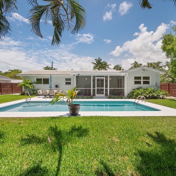 Mermaid Shack with pool 5 min to beach,venues,restaurants