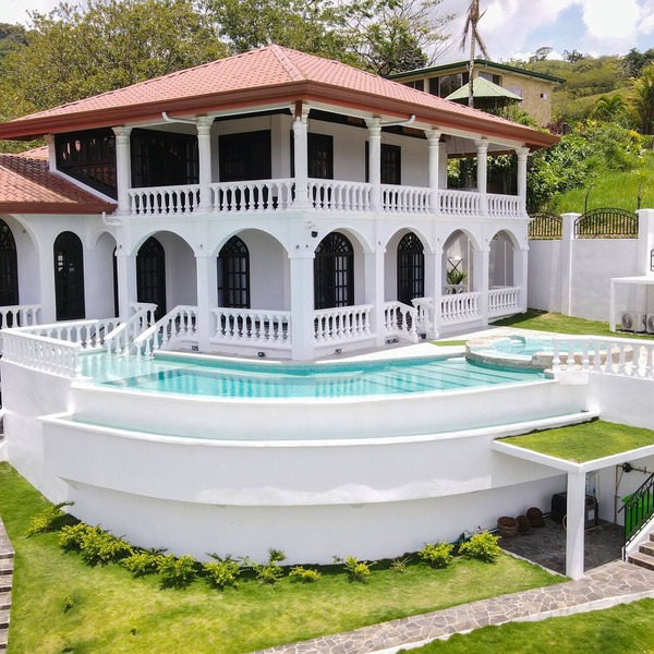 Mesmerizing Volcano Villa Infinity Pool + Hot Tubes